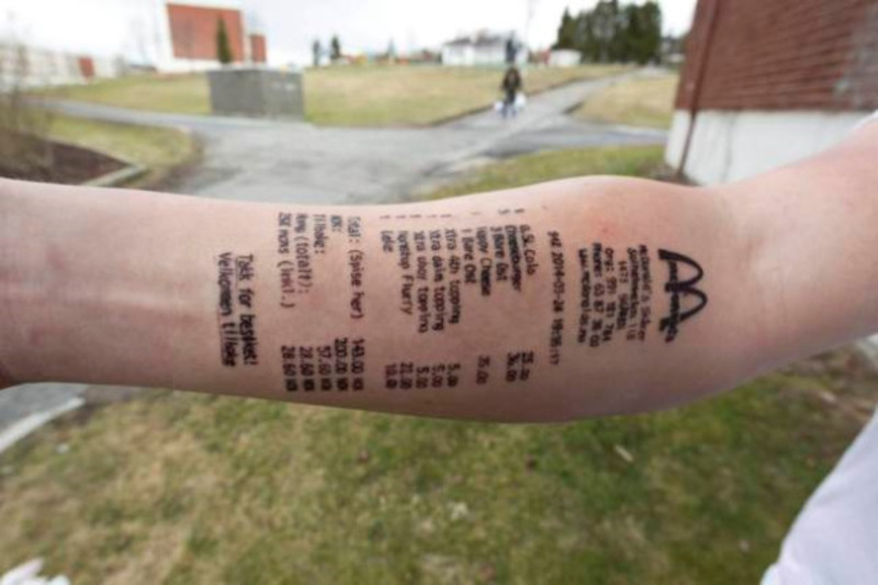 Se tatua Ticket de Mc Donalds en el brazo @culturageek