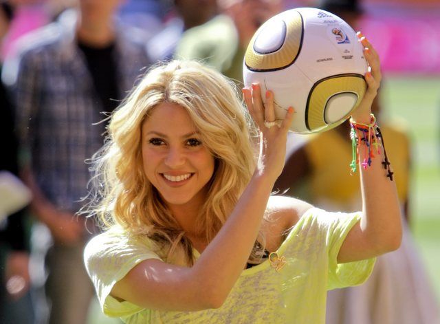 Brasil 2014: Shakira estrenó el vídeo de "La La La" junto a los mejores  futbolistas < Cultura Geek