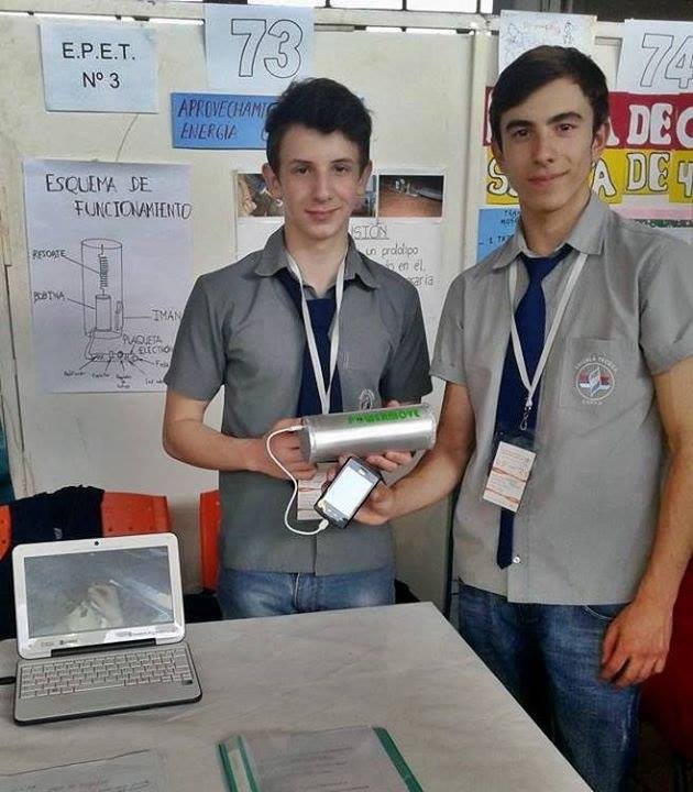 Francisco Szmandiuk (16) y David Bernhardt (17) son alumnos de cuarto año de ESCUELA PROVINCIAL DE EDUCACIÓN TÉCNICA Nro 3 de Oberá, misiones y diseñaron un cargador de celular que funciona con el movimiento