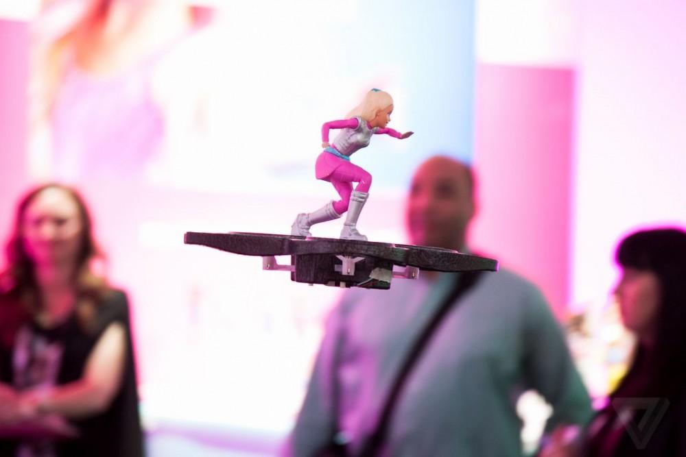 Juguetes mini Tesla y Barbies en drones - Cultura