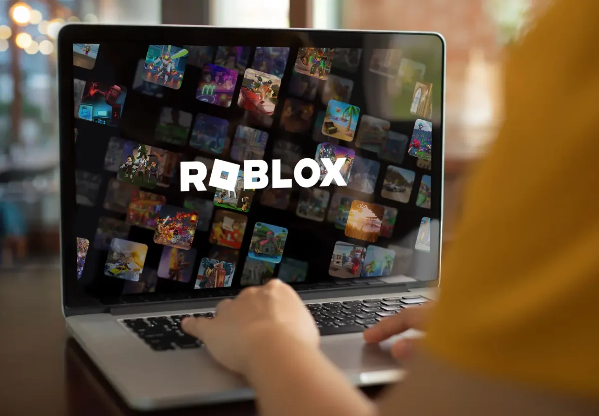 Una persona navega el catálogo de juegos de Roblox en una notebook