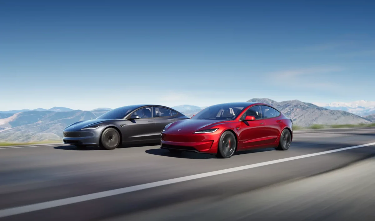 Dos unidades del Tesla Model 3 circulando en ruta