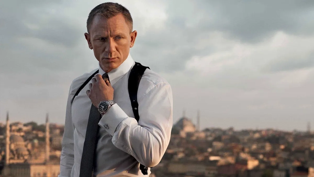 Daniel Craig como James Bond, de camisa blanca y cartuchera