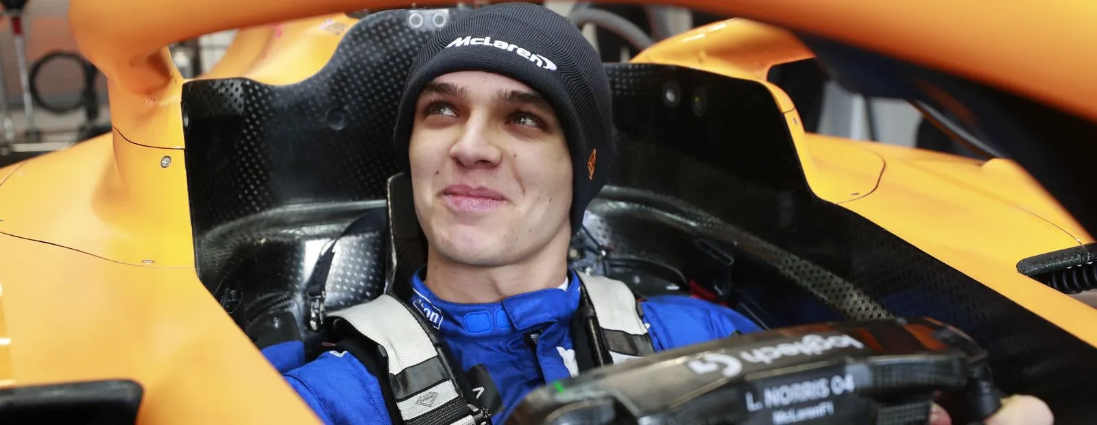 Lando Norris al volante de un McLaren, escudería asociada a Logitech G en simracing