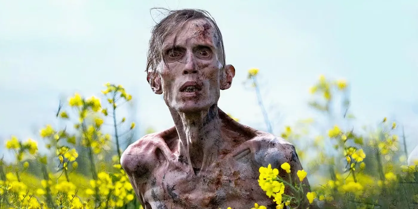 Un infectado de 28 Years Later parado en un campo de flores amarillas, imagen de la saga 28 Days Later