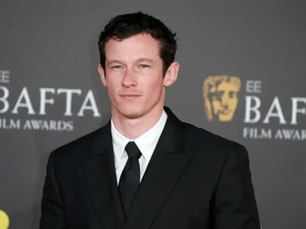 Callum Turner, candidato a interpretar a James Bond