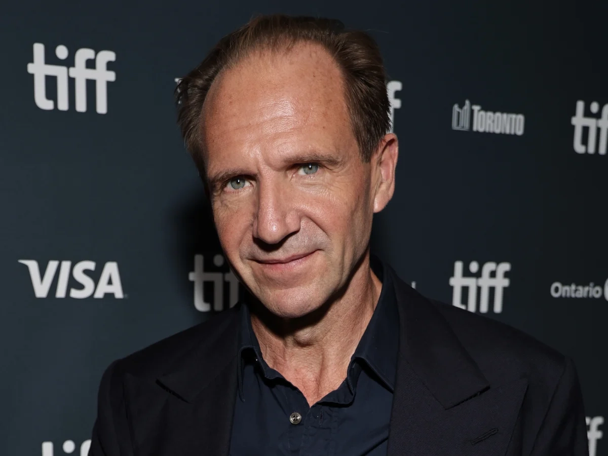 Ralph Fiennes - Amanecer en la cosecha