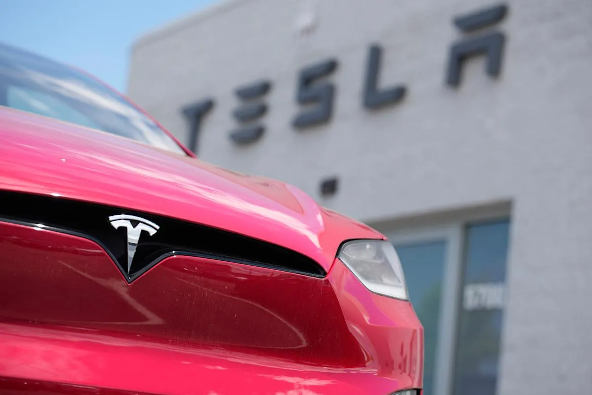Un Tesla en el frente de un local oficial de la marca