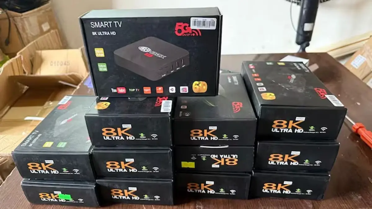 Cajas de TV Box 8K Ultra HD apiladas sobre una mesa