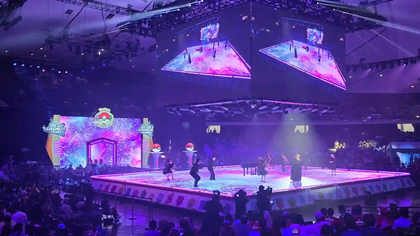 Escenario principal del Pokémon World Championship con el estadio lleno durante la jornada de finales