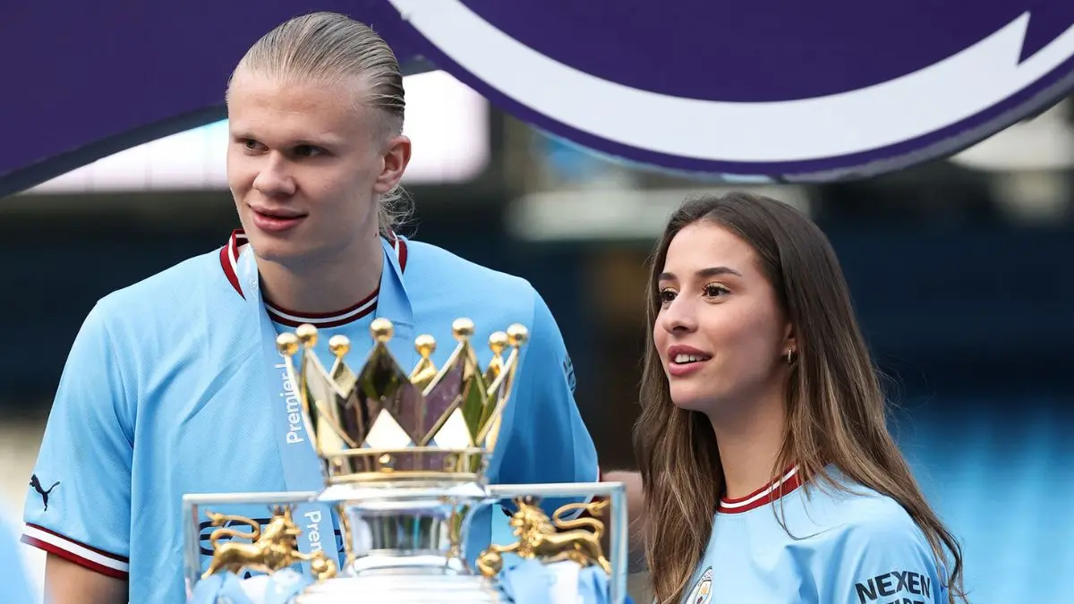 Erling Haaland con el trofeo de la Premier League junto a su pareja Isabel Haugseng Johansen