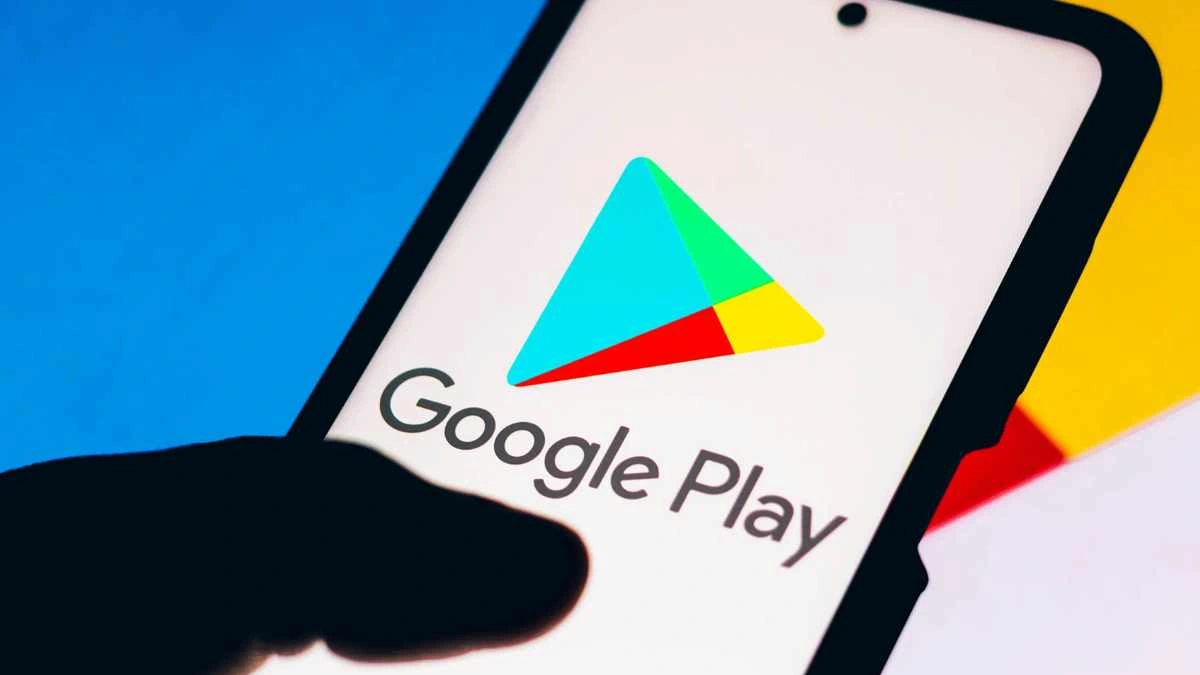Mano que sostiene un celular con el logo de Google Play en la pantalla