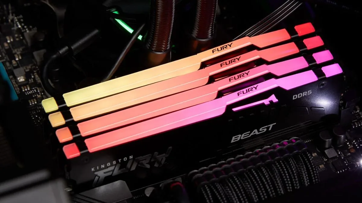 Cuatro módulos de memoria RAM DDR5 Kingston FURY Beast con iluminación RGB instalados en una placa madre
