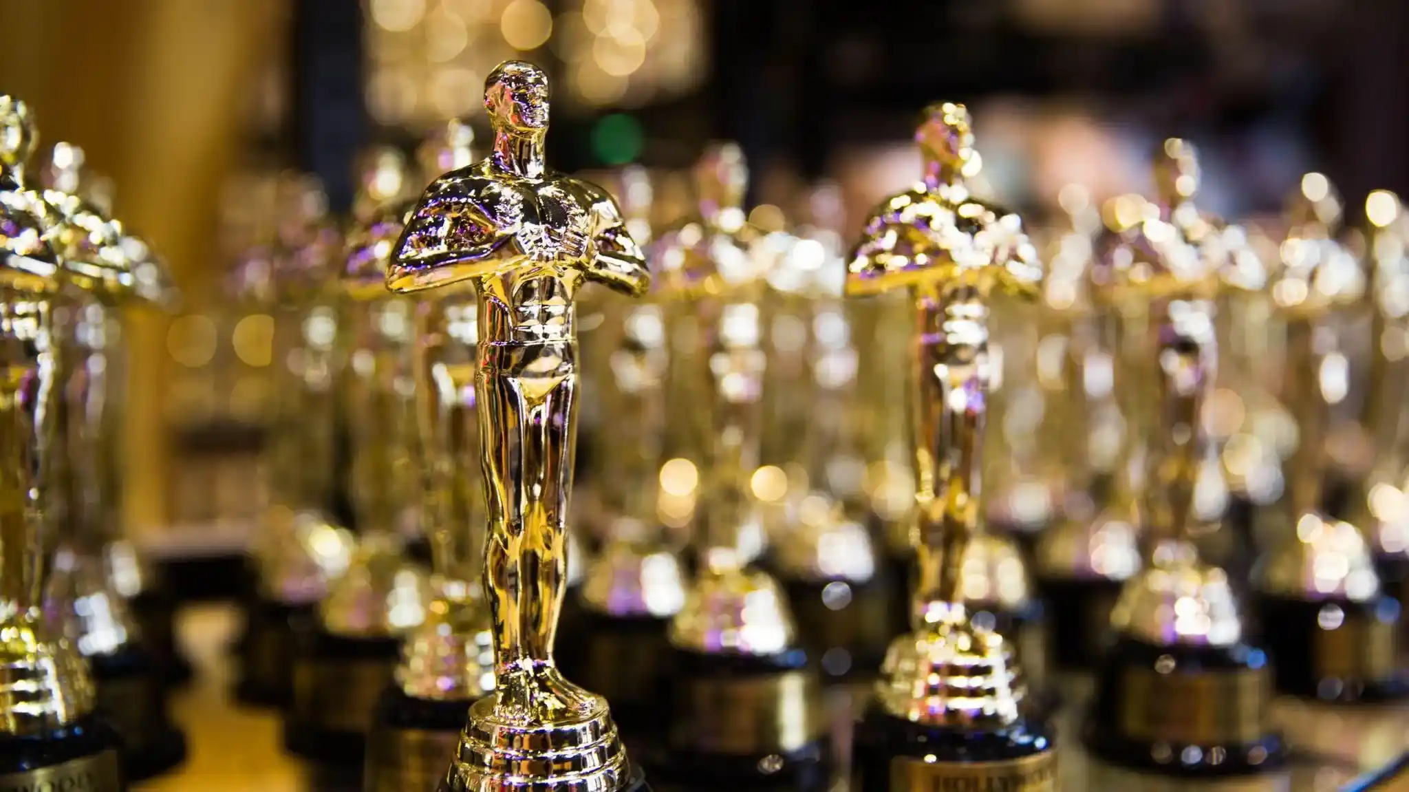 Estatuillas del Oscar en fila, el premio al que aspira la película argentina elegida para 2027