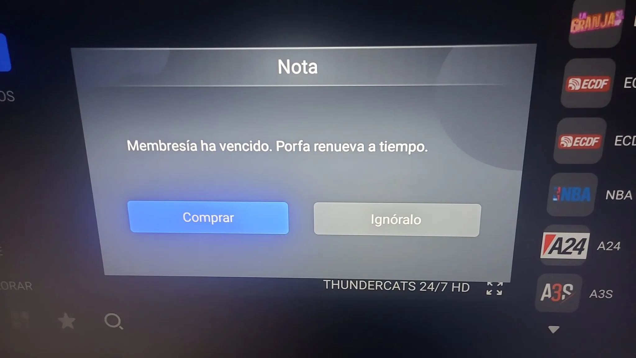 Aviso de membresía vencida en una app de IPTV pirata, con los botones Comprar e Ignóralo