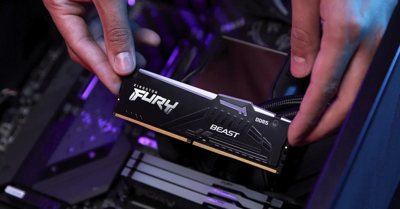 Módulo de memoria RAM DDR5 Kingston FURY Beast en el momento de instalarlo en una PC