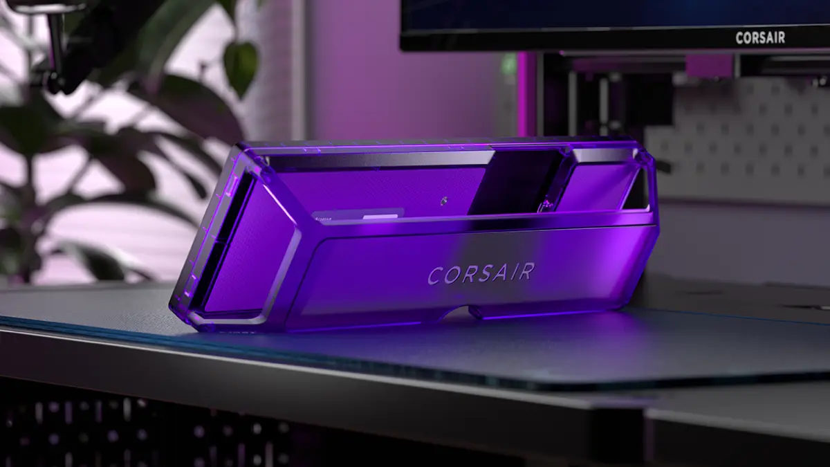 Corsair Xeneon Edge en color Atomic Purple vista desde atrás, apoyada en su soporte magnético