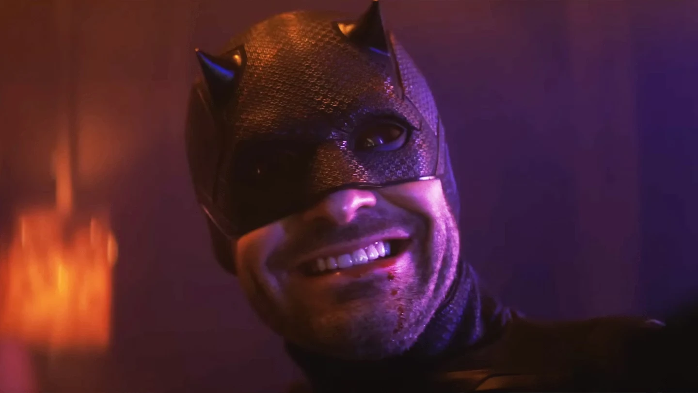 Daredevil con la máscara puesta en una escena nocturna de Daredevil: Born Again, la serie de Marvel en Disney+