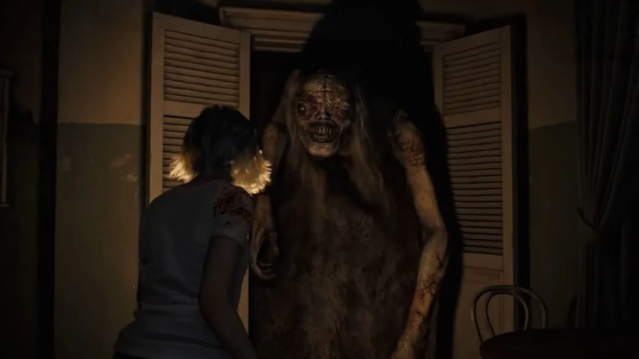 Grace Ashcroft frente a una criatura en Resident Evil Requiem