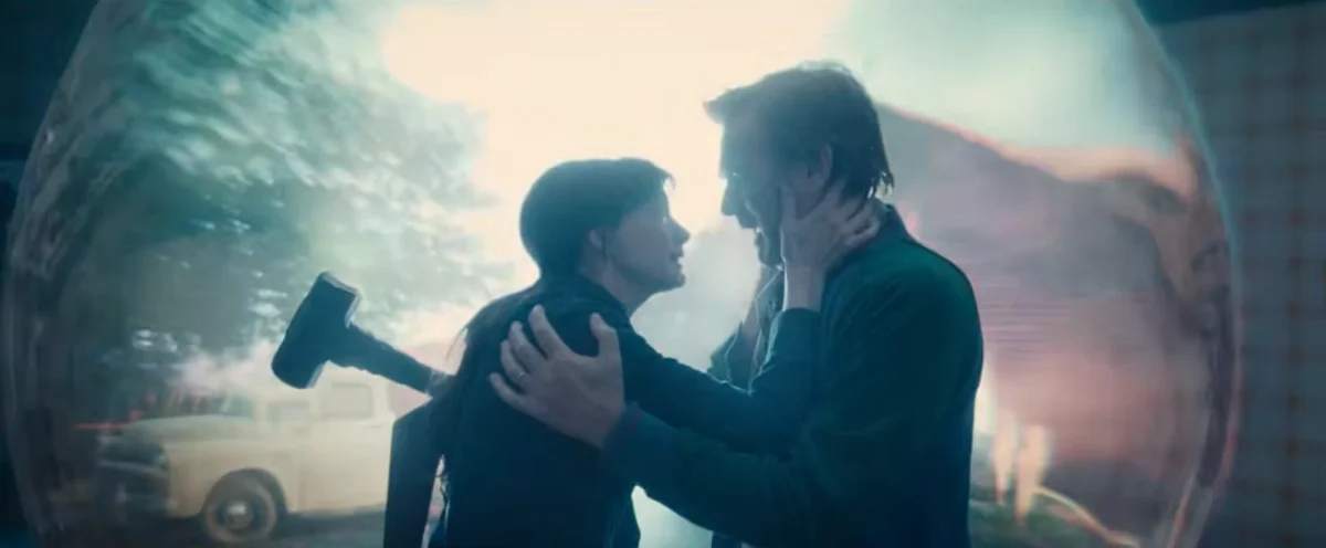 Anne Hathaway y Ewan McGregor frente a la barrera que encierra el barrio en El final de la calle Oak