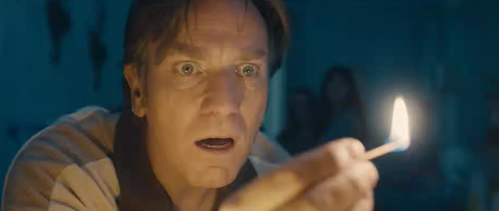 Ewan McGregor sostiene un fósforo encendido en una escena a oscuras de El final de la calle Oak