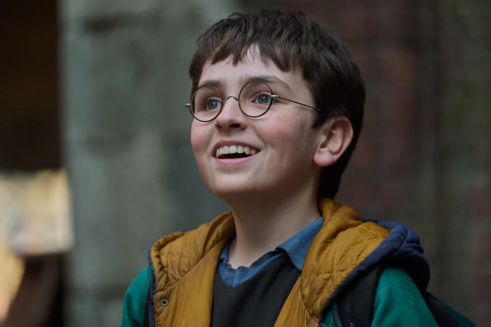 Dominic McLaughlin como Harry Potter en la serie de HBO