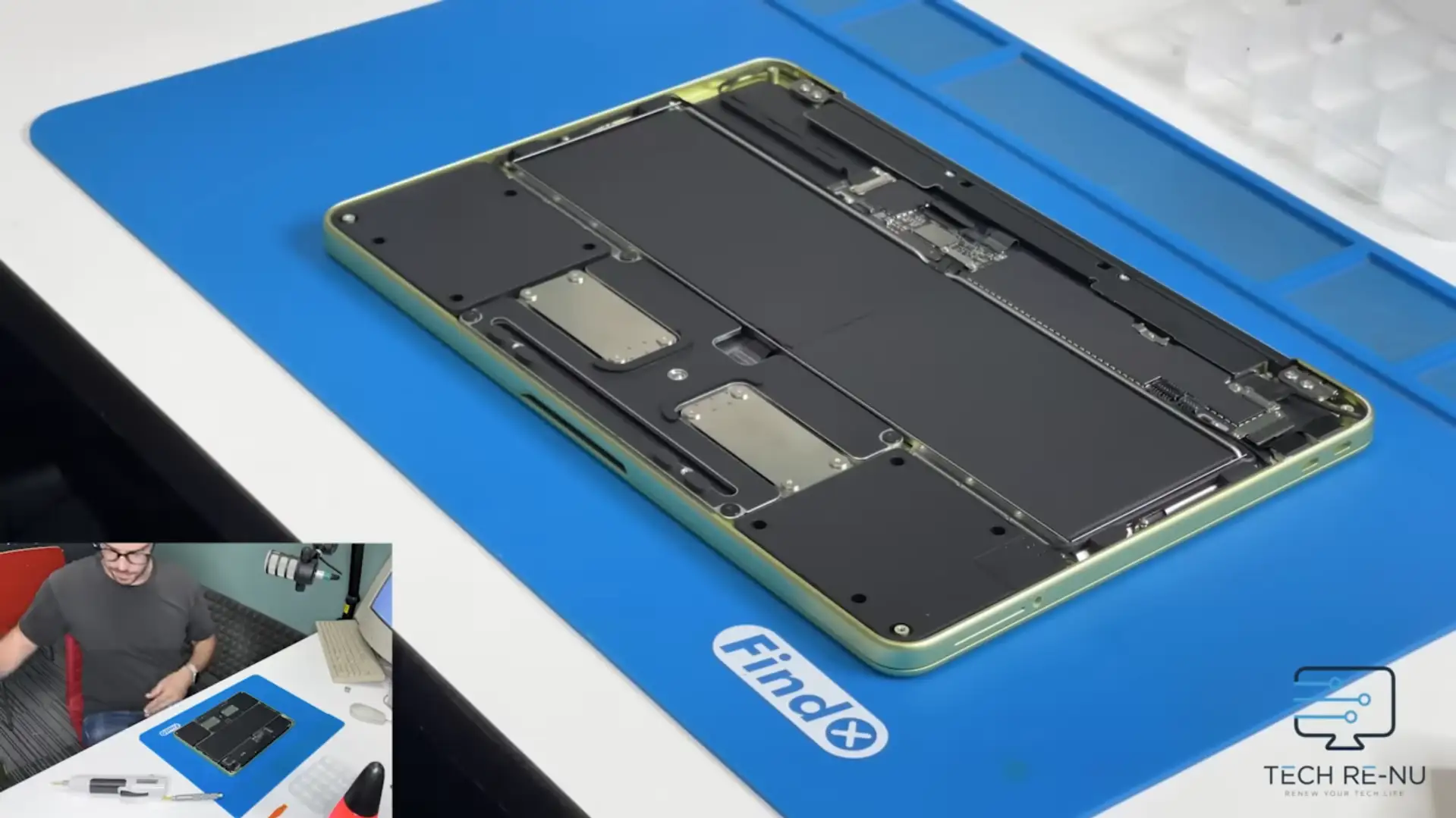 interior MacBook Neo