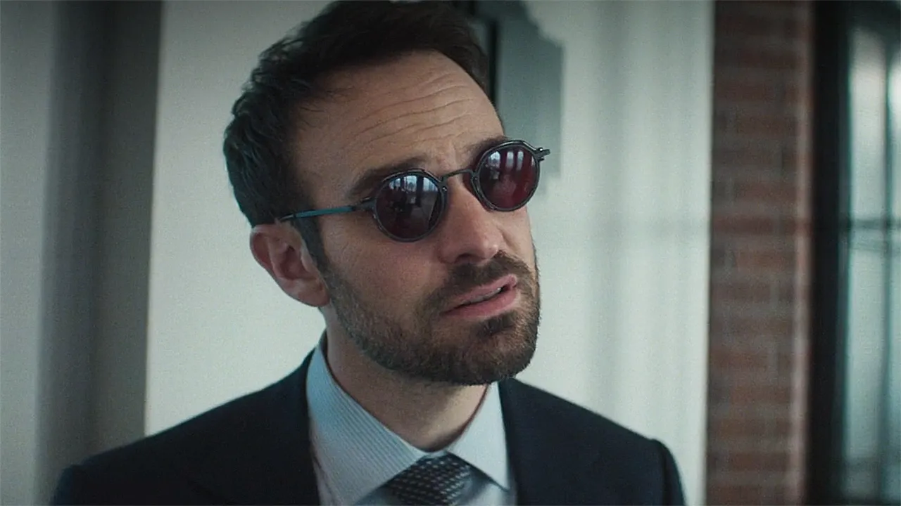 Charlie Cox como Matt Murdock, de traje y anteojos oscuros, en Daredevil: Born Again