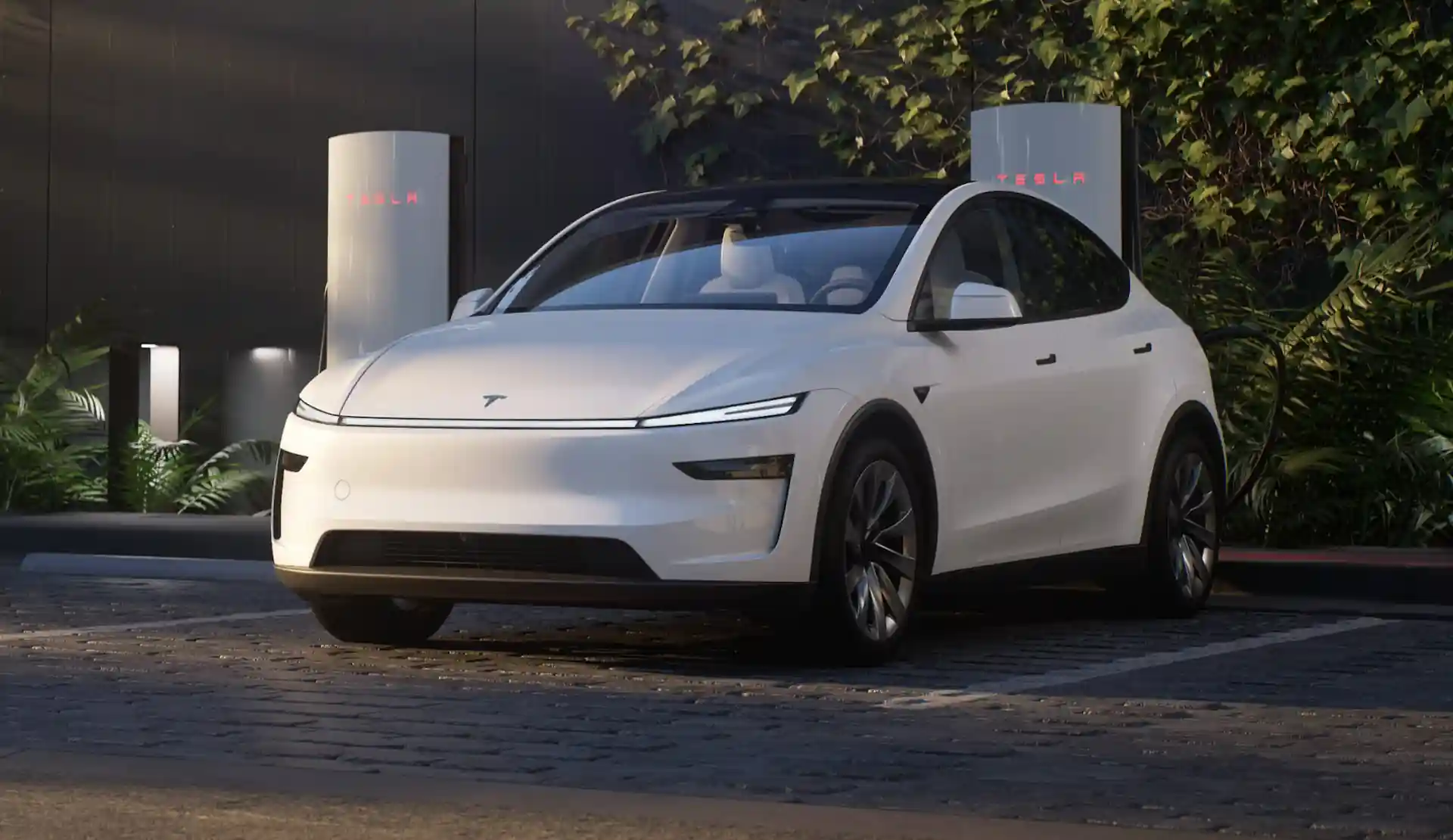 SUV eléctrica de Tesla estacionada junto a un cargador Supercharger