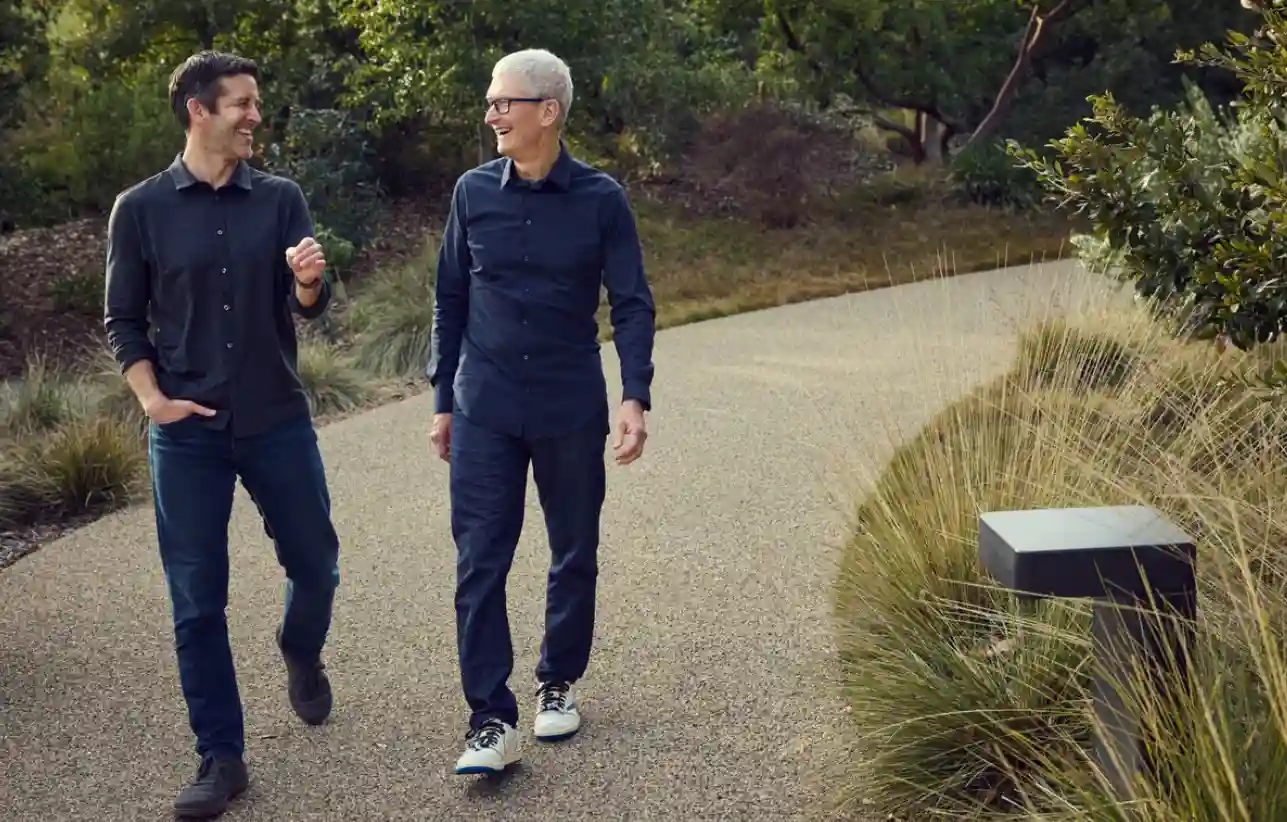 Tim Cook y John Ternus Apple