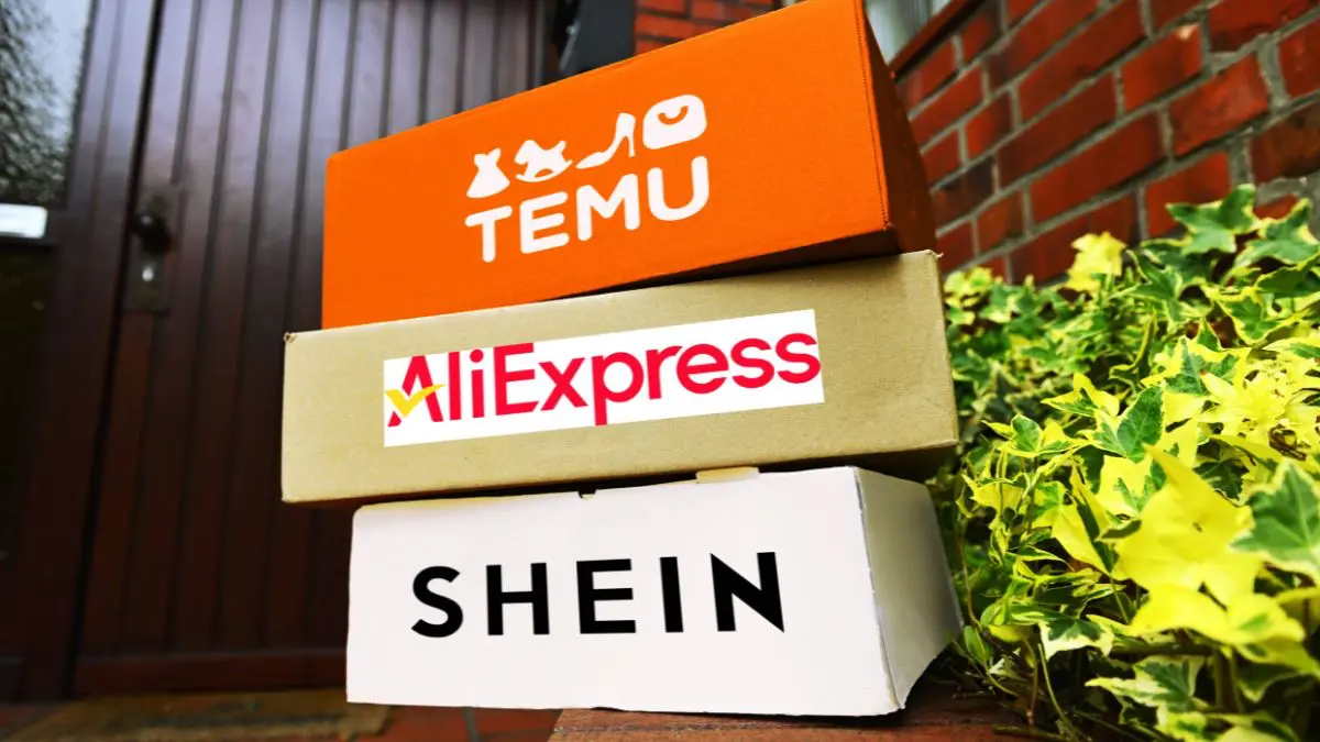 Cajas de Temu, AliExpress y Shein apiladas en la puerta de una casa, tras el nuevo régimen de compras de ARCA