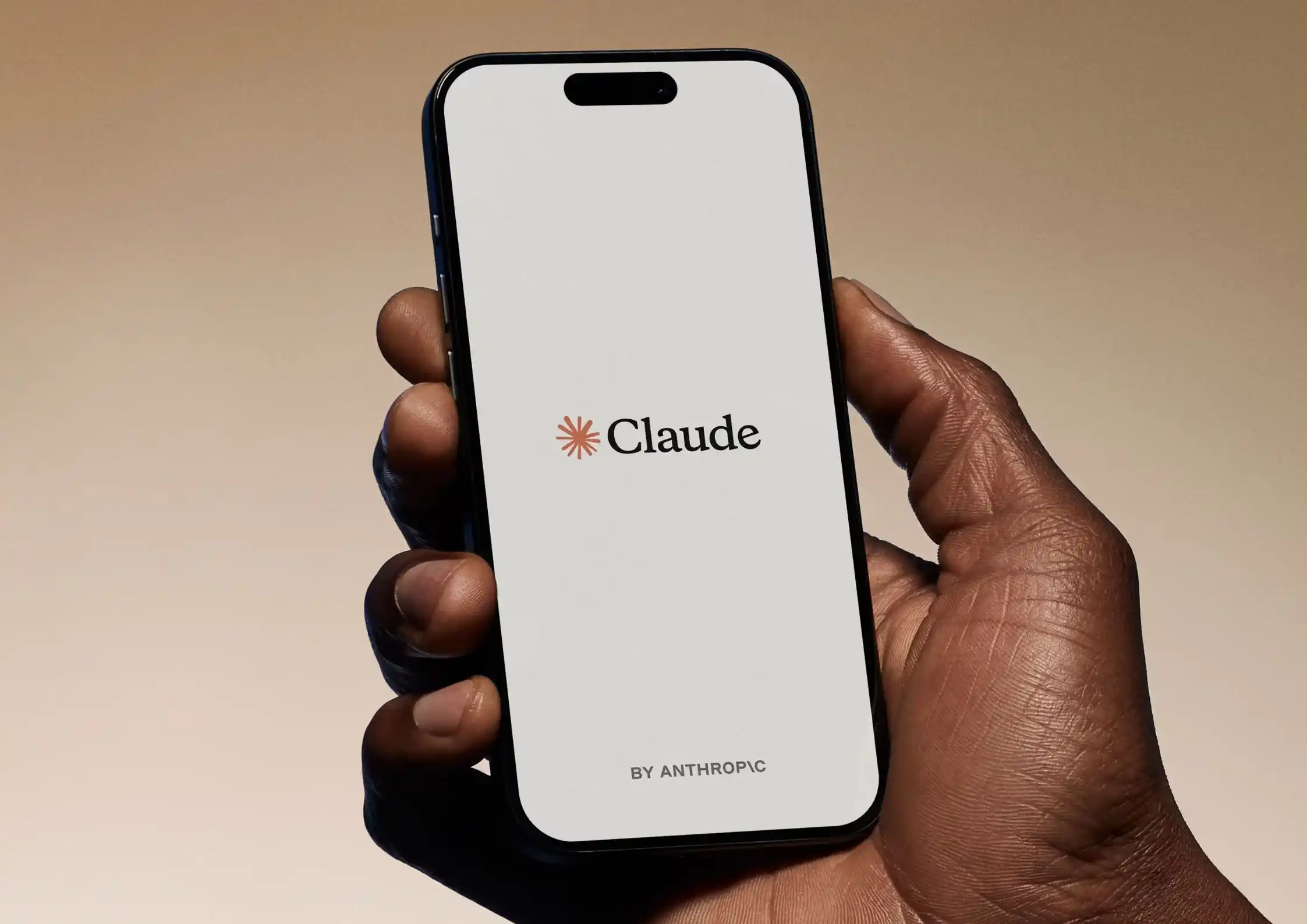 Una mano sostiene un celular con la app de Claude, el chatbot de Anthropic, abierta en pantalla