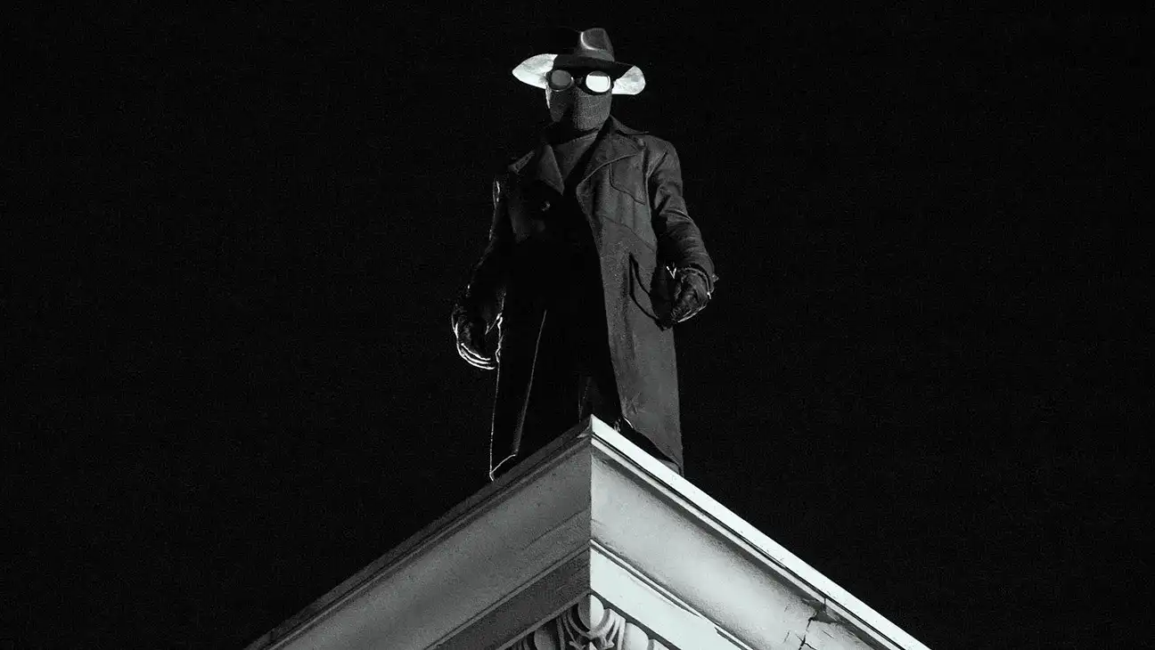 Spider-Noir parado en la cornisa de un edificio, en la serie de Prime Video