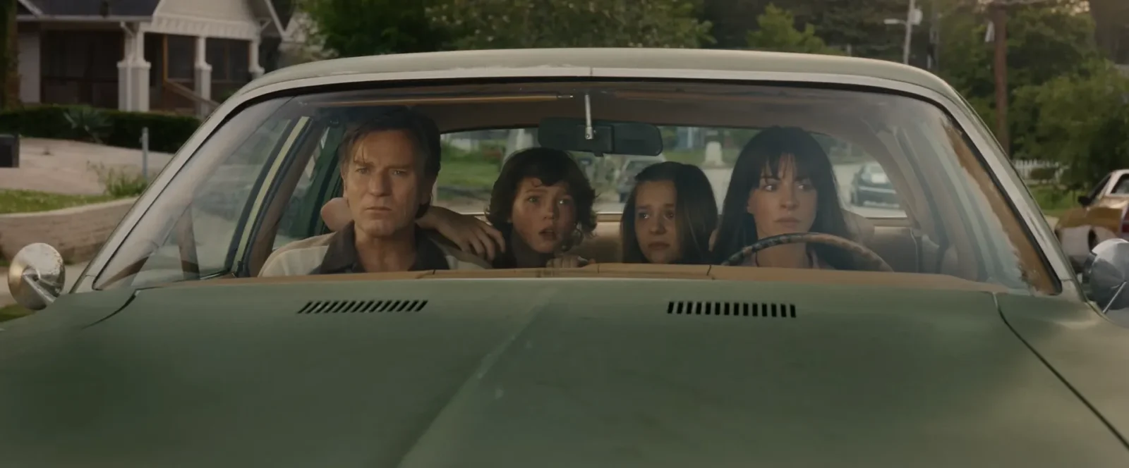 La familia Platt dentro del auto en una escena de El final de la calle Oak