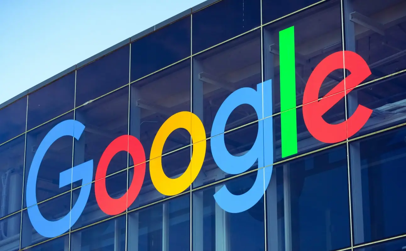 Logo de Google en la fachada vidriada de un edificio de la empresa