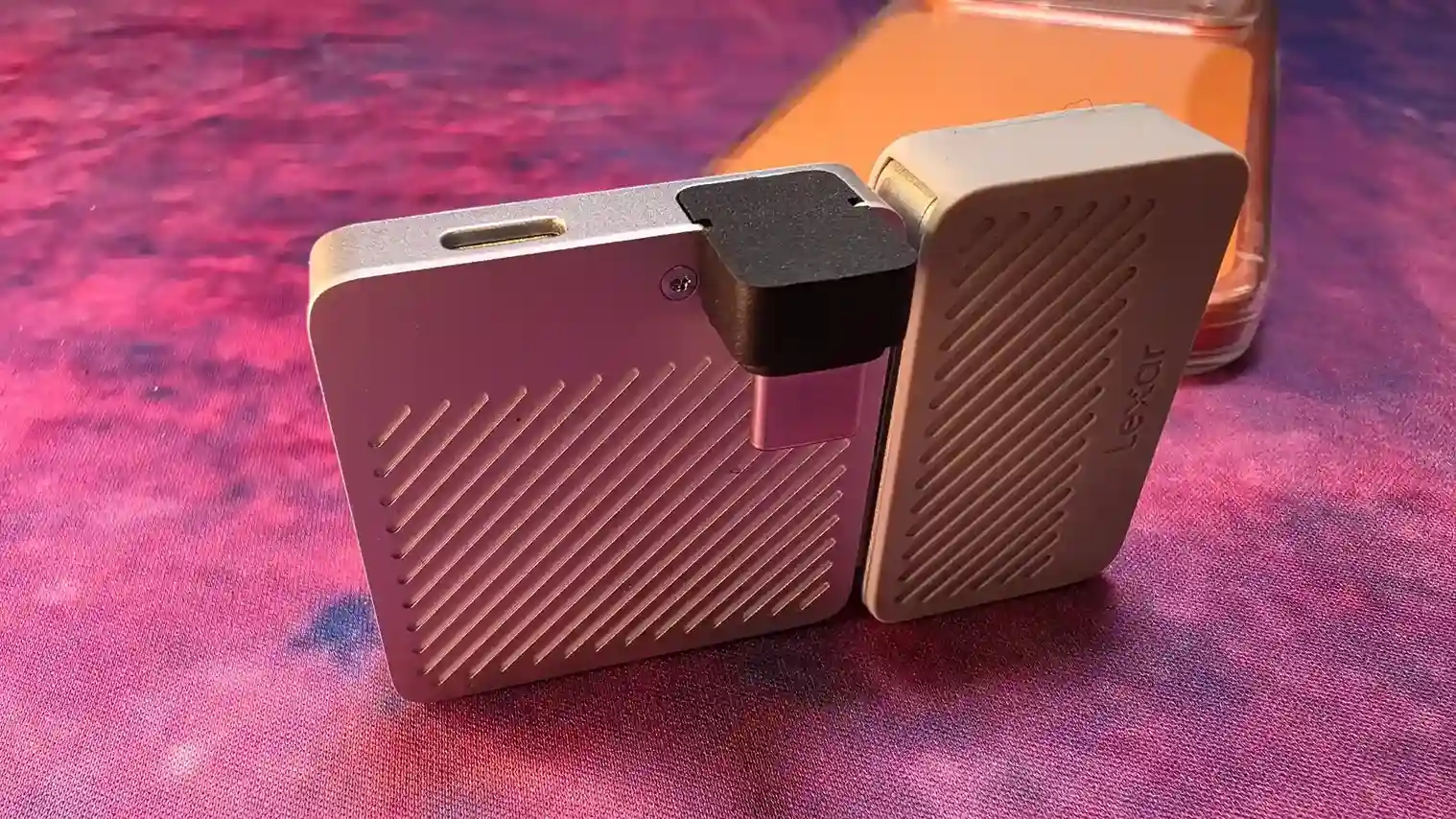 Lexar Professional Go SL400 adherido a un iPhone vía USB-C
