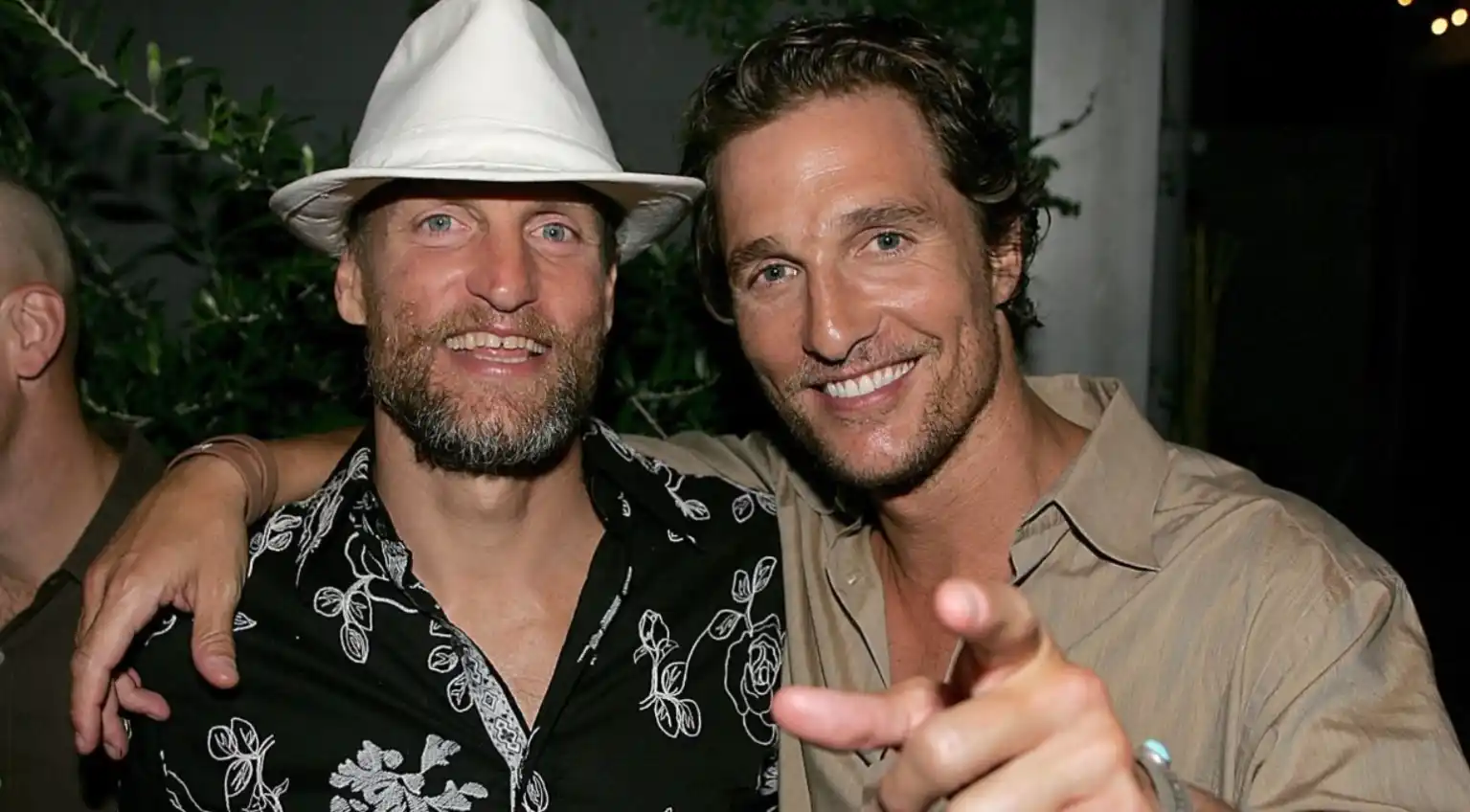 Matthew McConaughey y Woody Harrelson sonriendo juntos en un evento, la amistad detrás de Casi hermanos