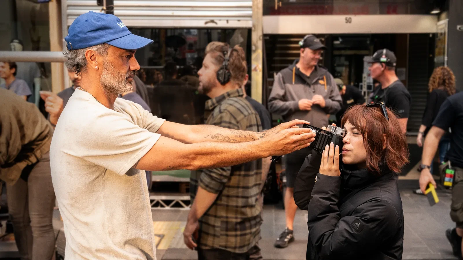 Taika Waititi y Jenna Ortega