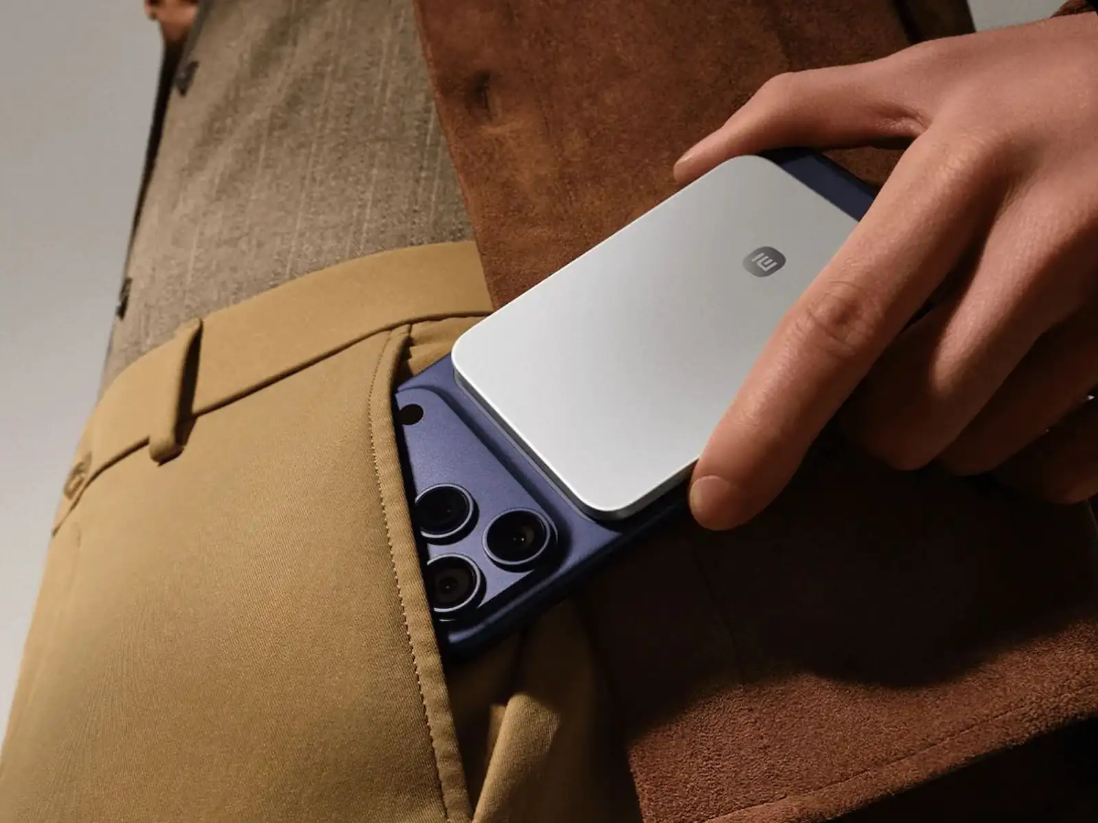Xiaomi Ultrathin Magnetic Power Bank adheriéndose magnéticamente a un celular