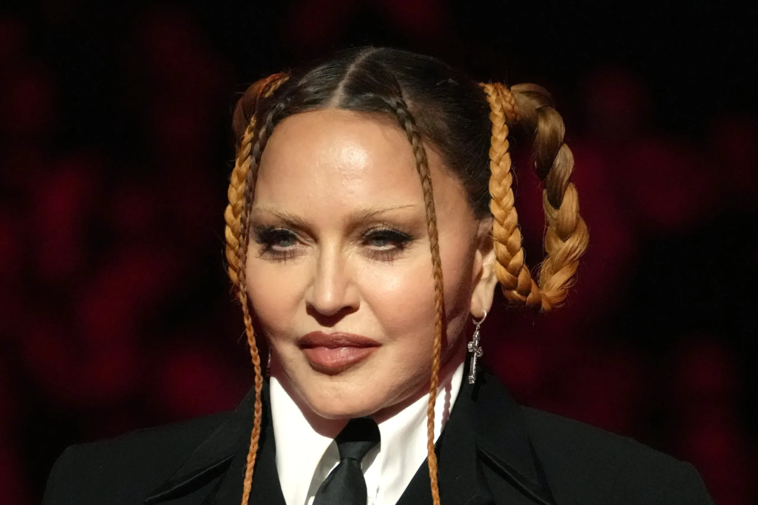 Madonna posando para el anuncio de su biopic cancelada con Universal Pictures