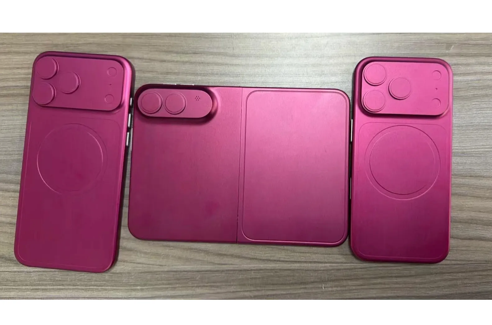 Render del iPhone plegable de Apple abierto, con un tamaño similar a un iPad mini