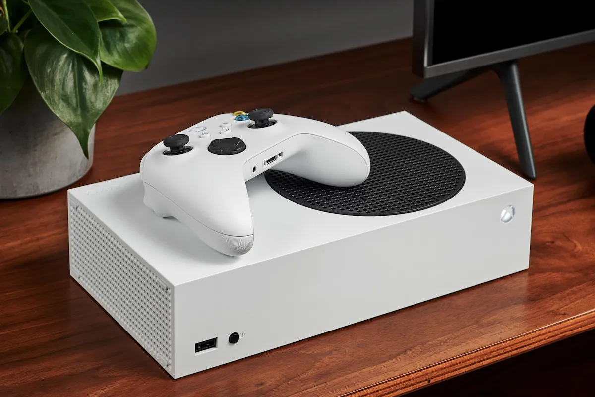 Mando y consola Xbox Series X, el modelo más potente alcanzado por los nuevos precios que confirmó Microsoft