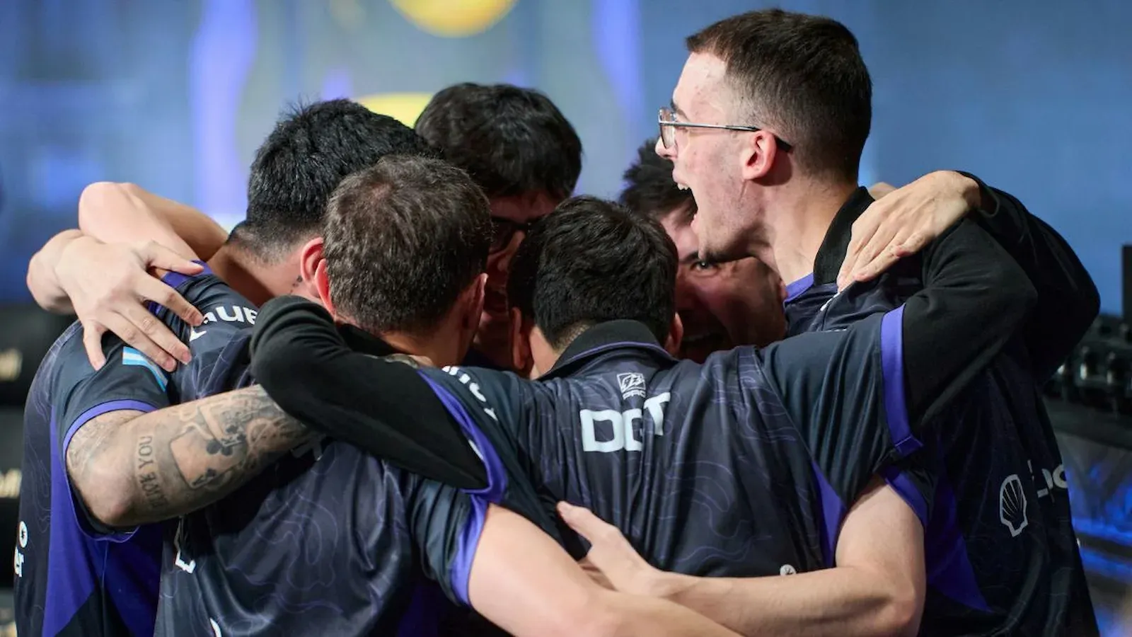 Los jugadores de 9z se abrazan en un festejo grupal tras clasificar a Playoffs de la XSE Pro League