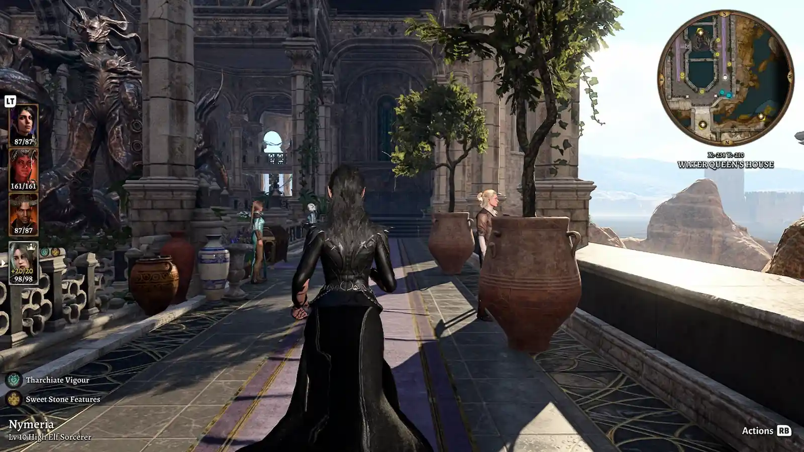 Personaje de Baldur's Gate 3 caminando de espaldas con la cámara en tercera persona activada
