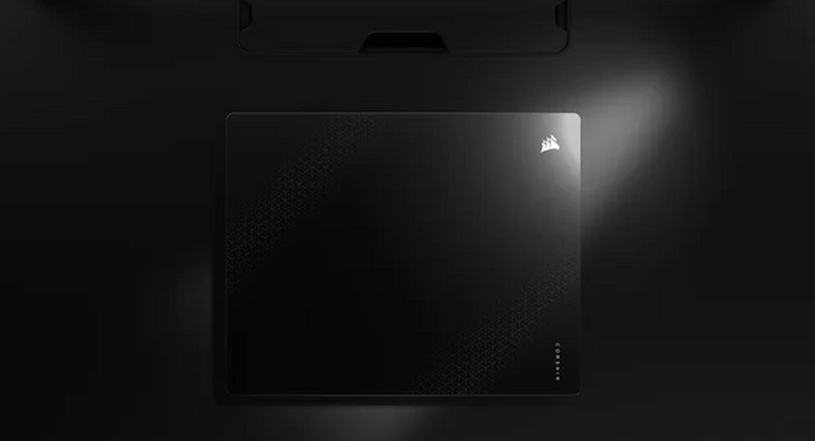 Detalle de los bordes redondeados del mousepad de vidrio de Corsair