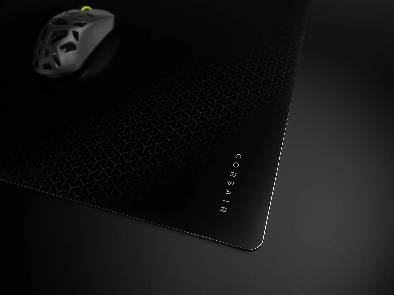 Corsair MM Glass Large en color gris con un mouse gamer encima