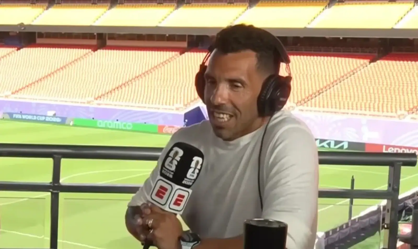 Carlos Tévez explicando su truco de tiro libre en el video que se hizo viral