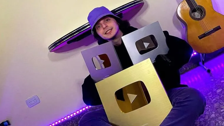 Chatterbox posando con sus tres Play Button de YouTube por los hitos de suscriptores que alcanzó