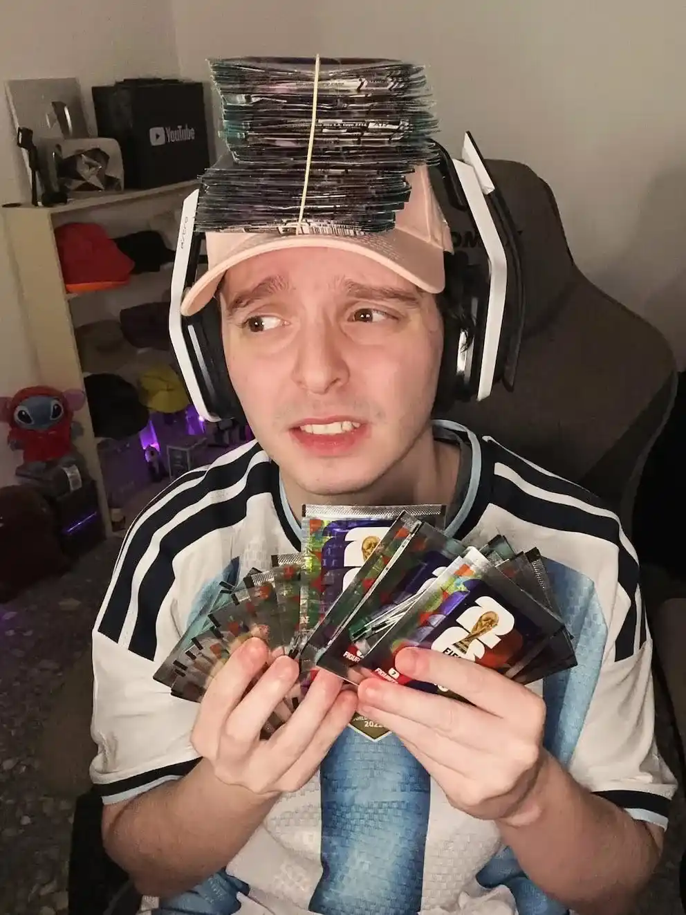 Chatterbox con la camiseta de Argentina y figuritas del Mundial 2026 en uno de sus videos