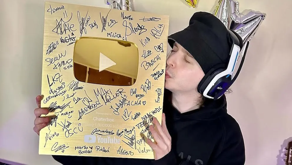 Chatterbox besando su Play Button dorado de YouTube por llegar al millón de suscriptores